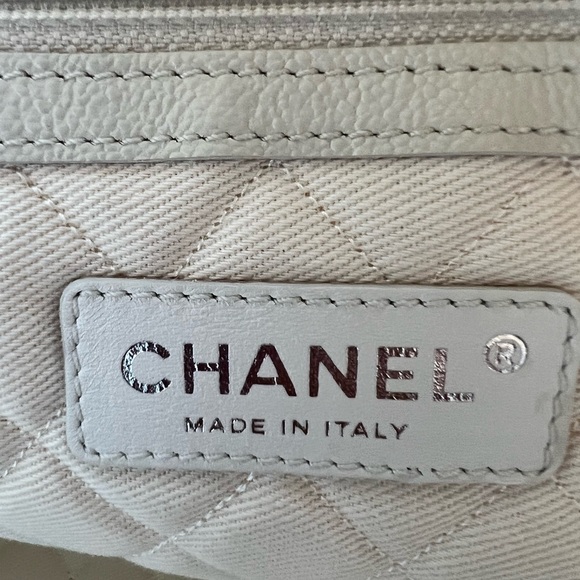 Authentic Chanel Leather Tote in Excellent Condition - Picture 5 of 14